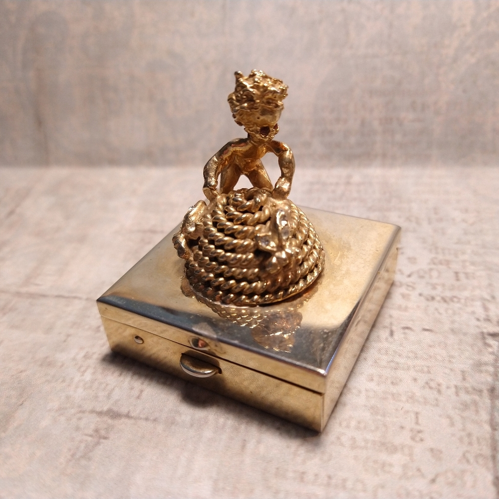 VINTAGE VOLUPTE PILL SNUFF BOX GOLD TONE BEE HIVE CHILD CHERUB RED STONE EYES